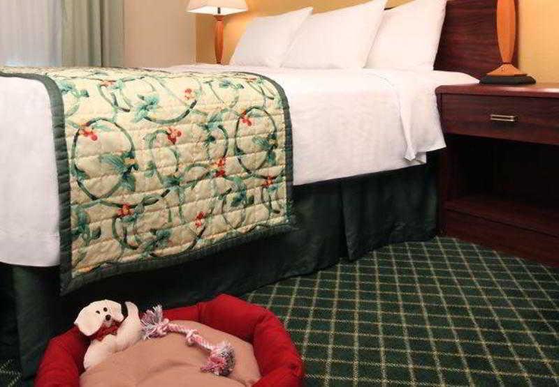 Fairfield Erie Millcreek Mall Hotel 3*